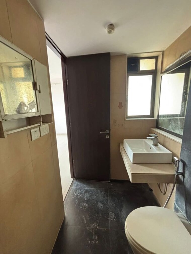 Attached Bathroom, lodha-splendora 2.5 Bedroom 871 Sq.Ft. Apartment In Ghodbunder Road Thane 9826864