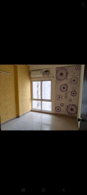 Room in 2.5 BHK Apartment at Antriksh Golf View, Sector 78 – for Rent