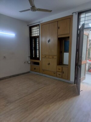 Room in 4 BHK Independent House at Sector 50 – for Rent