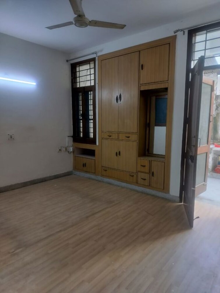 Room, sector 50 4 Bedroom 3000 Sq.Ft. Independent House In Sector 50 Noida 9826978