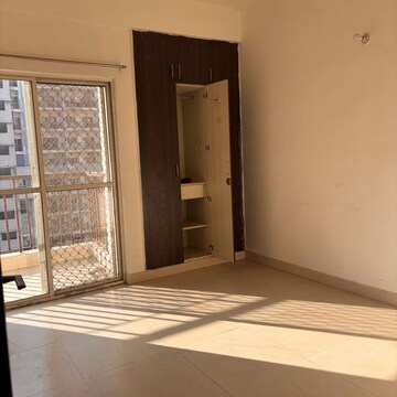Room in 3.5 BHK Apartment at Sunshine Helios, Sector 78 – for Rent