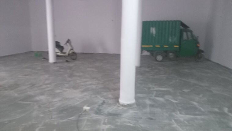  Parking, sector 33 Commercial Warehouse 810 Sq.Ft. In Sector 33 Gurgaon 9827040
