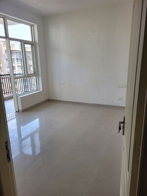 Room in 2 BHK Apartment at Sushma Green vista, Ghazipur – for Sale