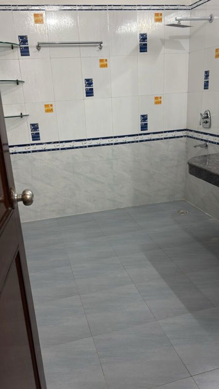 Bathroom, vaishali sector 4 4 Bedroom 225 Sq.Mt. Apartment In Vaishali Sector 4 Ghaziabad 9827220