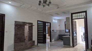 Room in 4 BHK Builder Floor at Green Fields Colony – for Rent