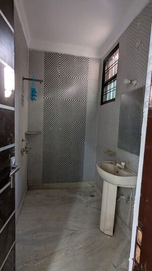 Bathroom in 4 BHK Builder Floor at Green Fields Colony – for Rent