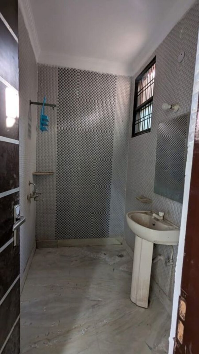 Bathroom, green fields colony 4 Bedroom 271 Sq.Yd. Builder Floor In Green Fields Colony Faridabad 9827180