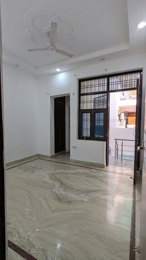 Room in 4 BHK Builder Floor at Green Fields Colony – for Rent