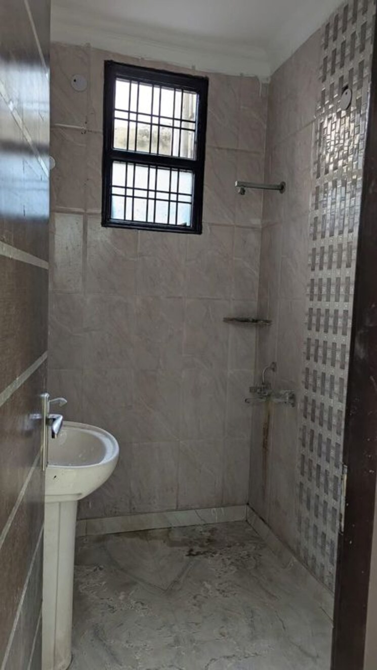 Bathroom, green fields colony 4 Bedroom 271 Sq.Yd. Builder Floor In Green Fields Colony Faridabad 9827180