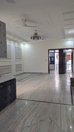 Room in 4 BHK Builder Floor at Green Fields Colony – for Rent