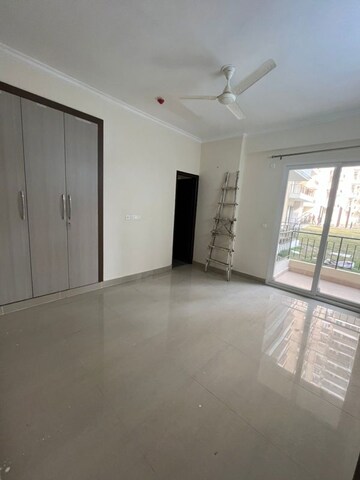 Room in 3 BHK Apartment at Amrapali Crystal Homes, Sector 76 – for Rent