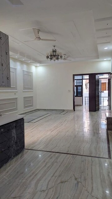 Room in 4 BHK Builder Floor at Green Fields Colony – for Rent