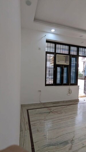 Room in 4 BHK Builder Floor at Green Fields Colony – for Rent
