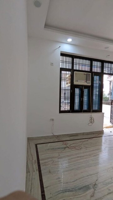 Room in 4 BHK Builder Floor at Green Fields Colony – for Rent