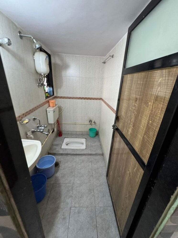 Bathroom, prerna-chs-worli 2 Bedroom 575 Sq.Ft. Apartment In Worli Mumbai 9827303