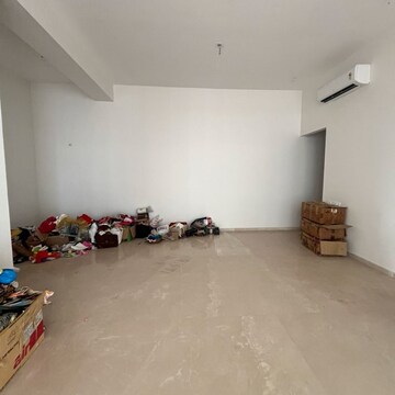 Room in 3.5 BHK Apartment at Omkar Alta Monte, Laxman Nagar – for Rent