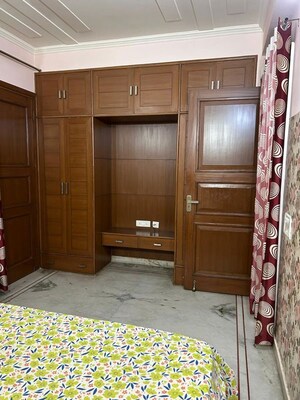 Room in 3 BHK Builder Floor at Sector 46 – for Rent