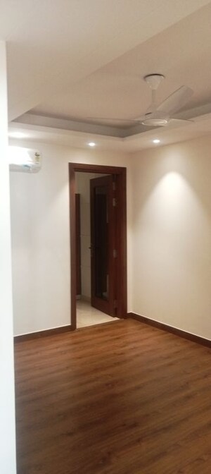 Room in 4 BHK Builder Floor at Green Park – for Sale