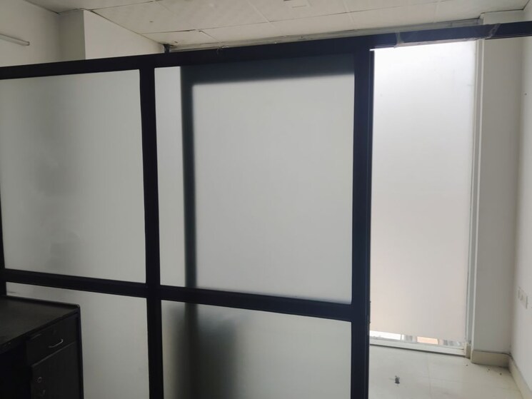 Room, netaji subhash place Commercial Office Space 269 Sq.Ft. In Netaji Subhash Place Delhi 9827689