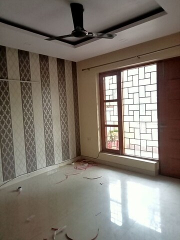 Room in 3 BHK Builder Floor at Parklands, Sector 85 – for Rent