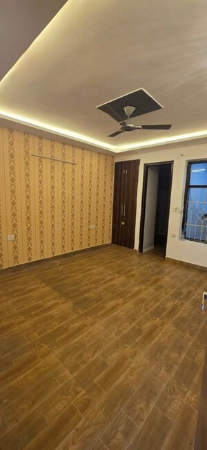 Room in 4 BHK Builder Floor at Sector 21c – for Rent