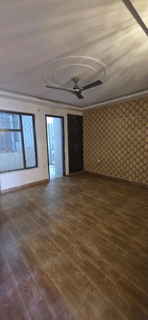 Room in 4 BHK Builder Floor at Sector 21c – for Rent