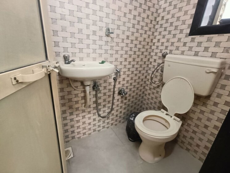 Bathroom, jai-ashoka-chs 2 Bedroom 700 Sq.Ft. Apartment In Goregaon East Mumbai 9827901
