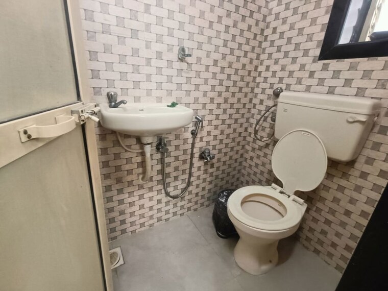 Bathroom, jai-ashoka-chs 2 Bedroom 700 Sq.Ft. Apartment In Goregaon East Mumbai 9827901