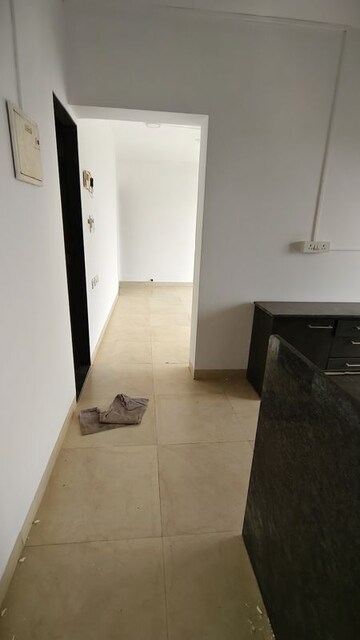 Room in 1 BHK Apartment at Goregaon East – for Rent