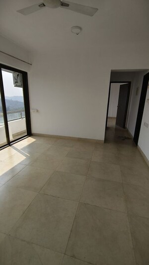 Room in 1 BHK Apartment at Goregaon East – for Rent