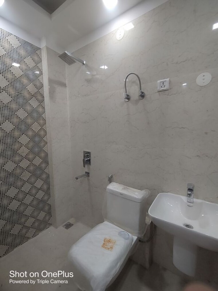 Bathroom, dwarka mor 3 Bedroom 120 Sq.Yd. Builder Floor In Dwarka Mor Delhi 9828003