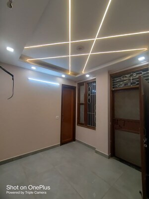 Room in 3 BHK Builder Floor at Dwarka Mor – for Rent