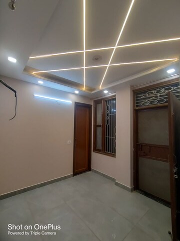 Room in 3 BHK Builder Floor at Dwarka Mor – for Rent