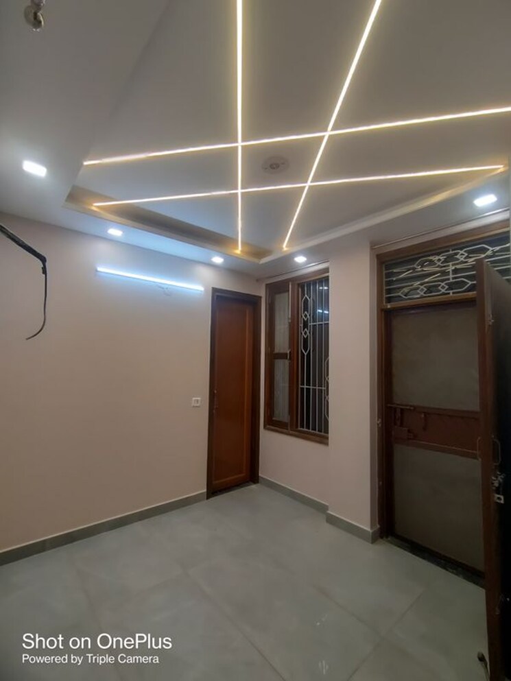 Room, dwarka mor 3 Bedroom 120 Sq.Yd. Builder Floor In Dwarka Mor Delhi 9828003