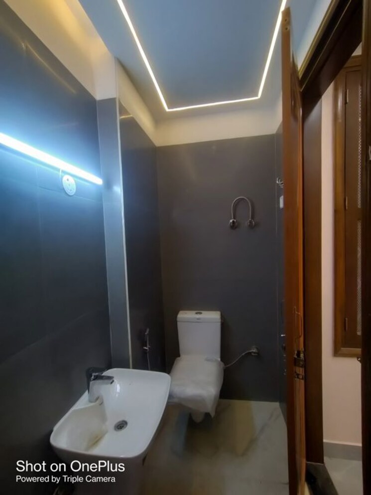 Bathroom, dwarka mor 3 Bedroom 120 Sq.Yd. Builder Floor In Dwarka Mor Delhi 9828003