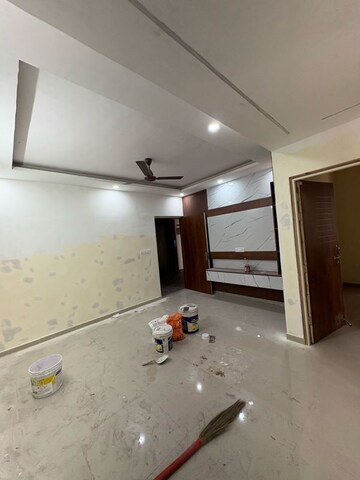 Room in 2.5 BHK Apartment at Pyramid Altia, Sector 70a – for Rent