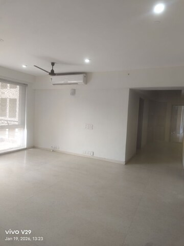 Room in 3 BHK Apartment at Unitech The Close South, Sector 50 – for Rent
