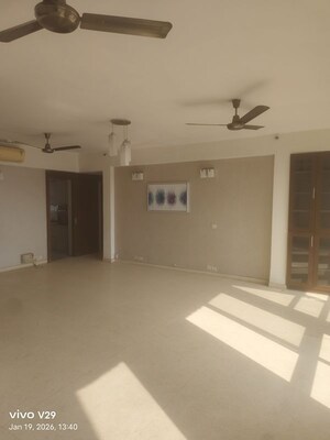 Room in 3 BHK Apartment at Unitech The Close South, Sector 50 – for Rent