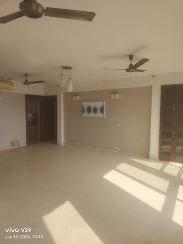 Room in 3 BHK Apartment at Unitech The Close South, Sector 50 – for Rent