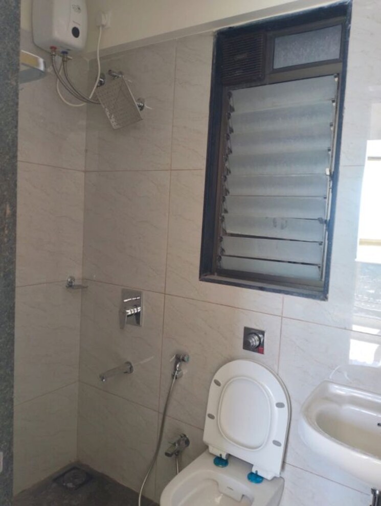 Bathroom, chandak-34-park-estate 1.5 Bedroom 550 Sq.Ft. Apartment In Goregaon West Mumbai 9828659