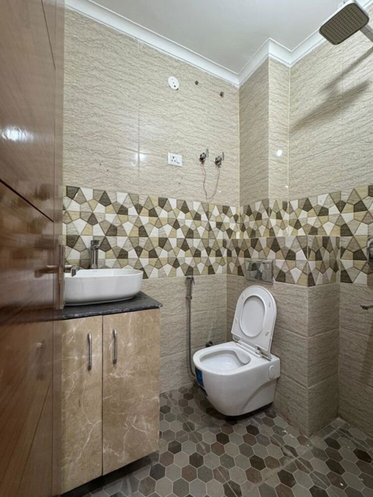 Bathroom, palam-vihar-residents-association 3 Bedroom 140 Sq.Yd. Builder Floor In Palam Vihar Gurgaon 9828761