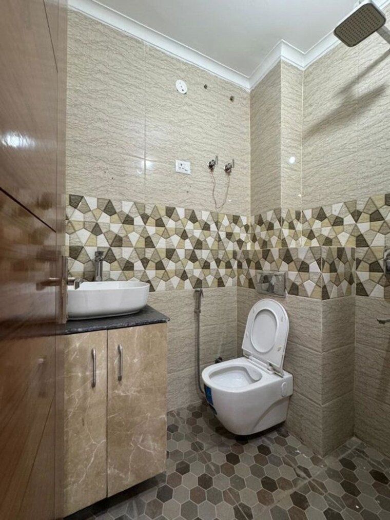 Bathroom, palam-vihar-residents-association 3 Bedroom 140 Sq.Yd. Builder Floor In Palam Vihar Gurgaon 9828761