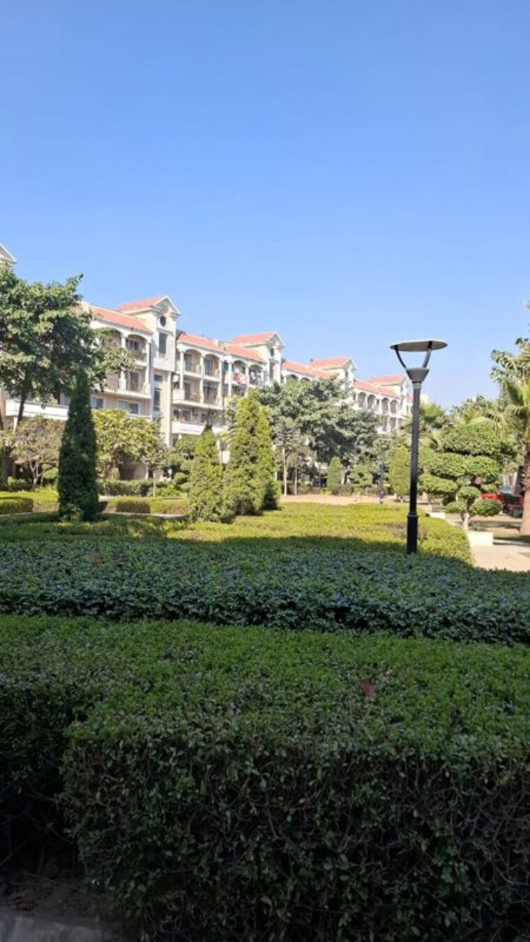 Garden, sushma-valencia 3 Bedroom 2250 Sq.Ft. Apartment In International Airport Road Zirakpur 9829432