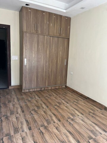 Room in 3 BHK Apartment at Pyramid Altia, Sector 70 – for Rent