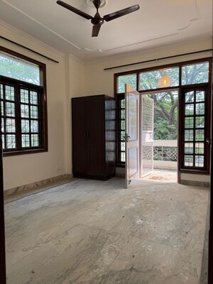 Room in 3.5 BHK Builder Floor at Dlf Phase ii – for Rent