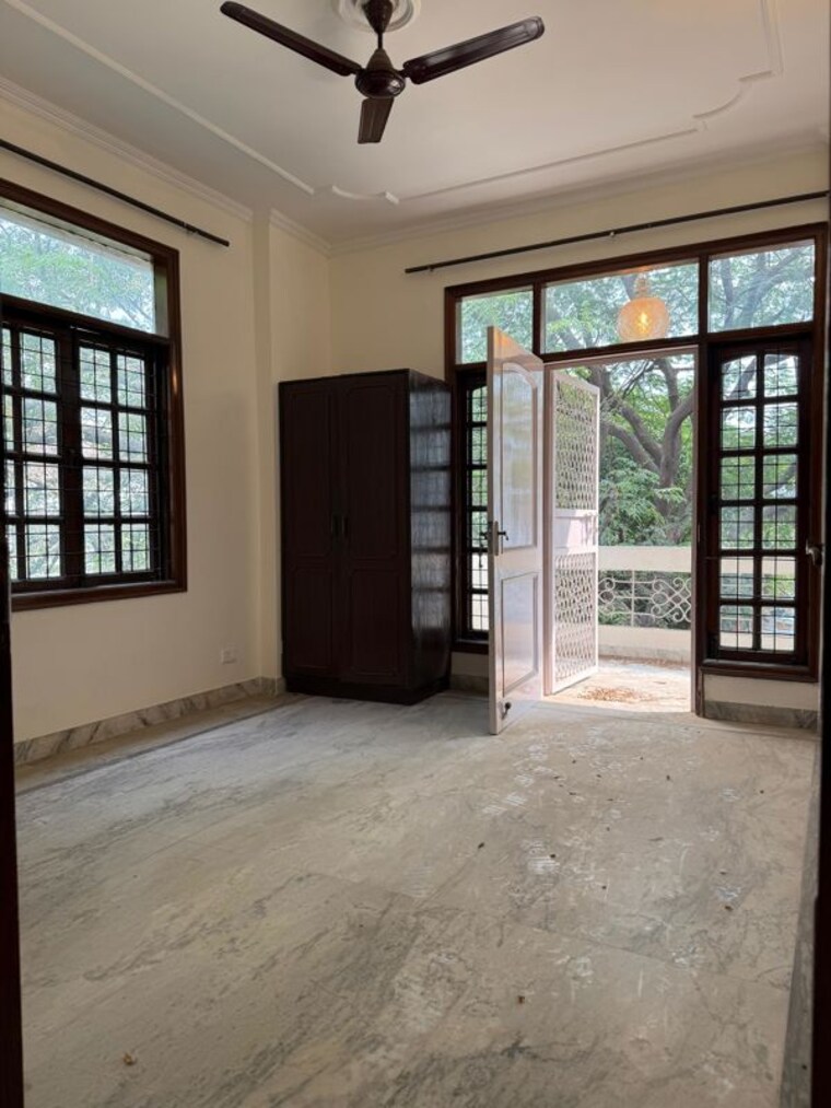 Room, dlf phase ii 3.5 Bedroom 200 Sq.Yd. Builder Floor In Dlf Phase ii Gurgaon 9829714