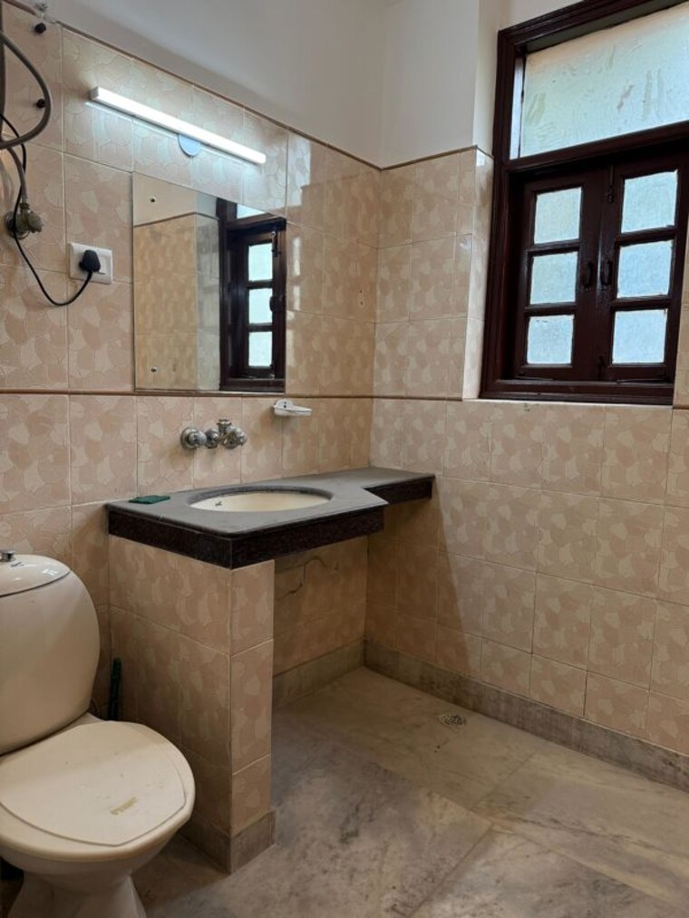 Bathroom, dlf phase ii 3.5 Bedroom 200 Sq.Yd. Builder Floor In Dlf Phase ii Gurgaon 9829714