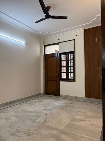 Room in 3.5 BHK Builder Floor at Dlf Phase ii – for Rent