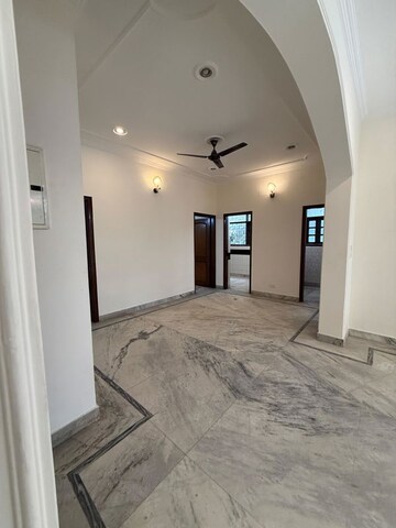 Living Room in 3.5 BHK Builder Floor at Dlf Phase ii – for Rent