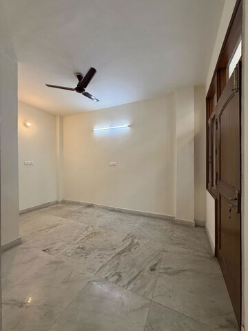 Room in 3.5 BHK Builder Floor at Dlf Phase ii – for Rent